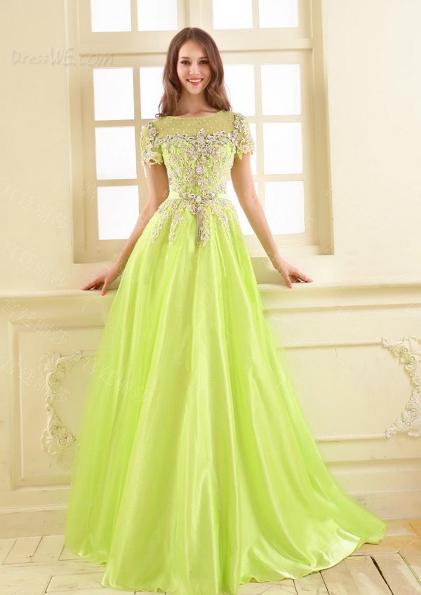 Les robes de graduation les plus en vogue 2025-2026: photos