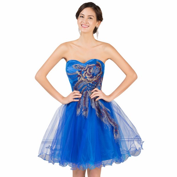 Les robes de cocktail les plus en vogue 2025-2026: photos, actualités