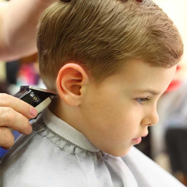 Coupes de cheveux de mode pour les garçons 2025-2026: photo