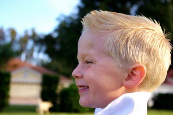 Coupes de cheveux de mode pour les garçons 2025-2026: photo