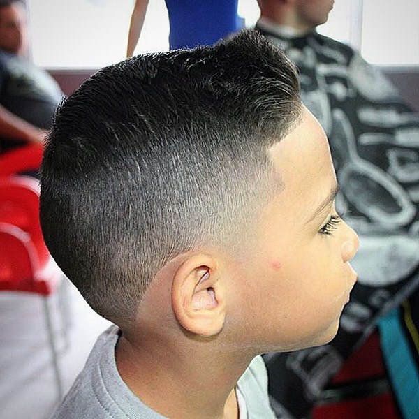 Coupes de cheveux de mode pour les garçons 2025-2026: photo