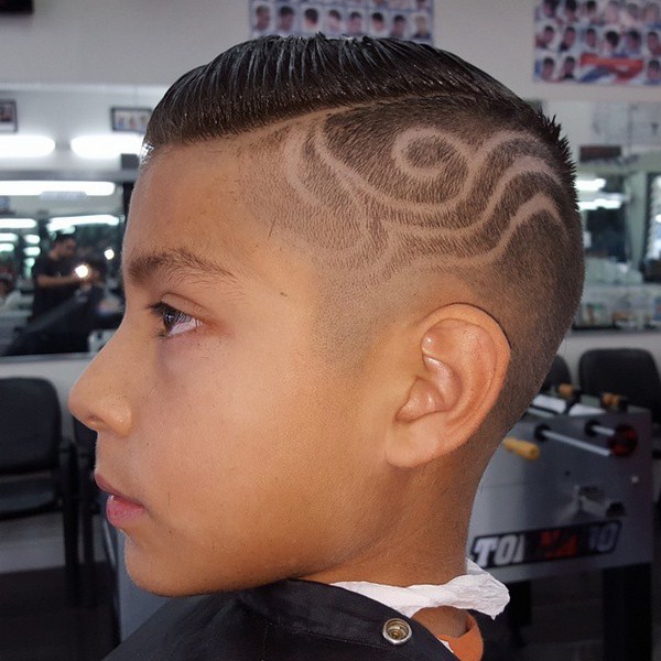 Coupes de cheveux de mode pour les garçons 2025-2026: photo