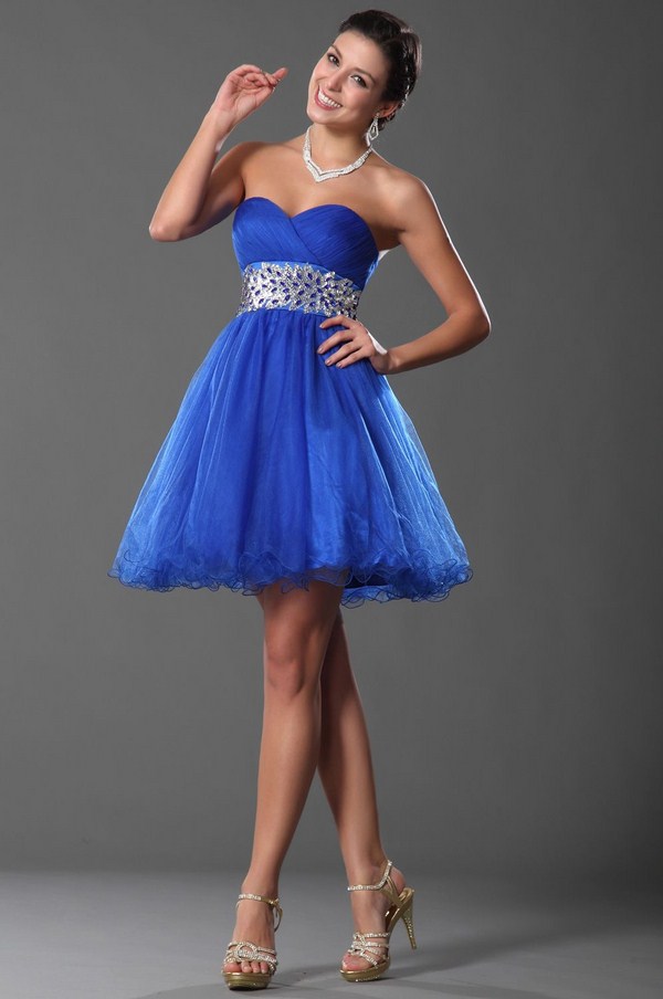 Les robes de cocktail les plus en vogue 2025-2026: photos, actualités