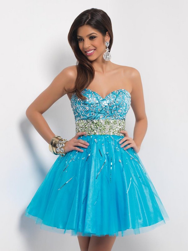 Les robes de cocktail les plus en vogue 2025-2026: photos, actualités