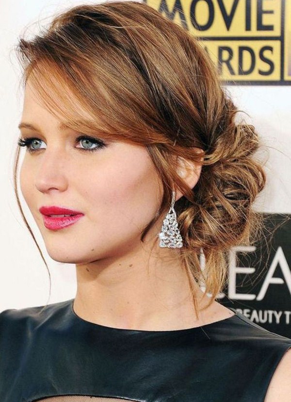 Belles coiffures de soirée pour la remise des diplômes 2025-2026: photos, actualités