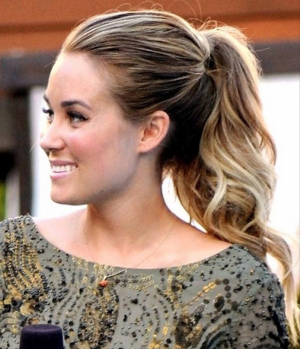 Belles coiffures de soirée pour la remise des diplômes 2025-2026: photos, actualités