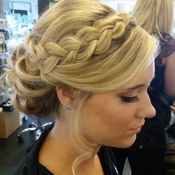 Belles coiffures de soirée pour la remise des diplômes 2025-2026: photos, actualités