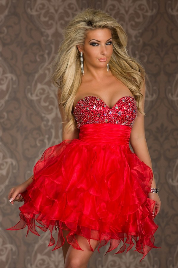 Les robes de cocktail les plus en vogue 2025-2026: photos, actualités