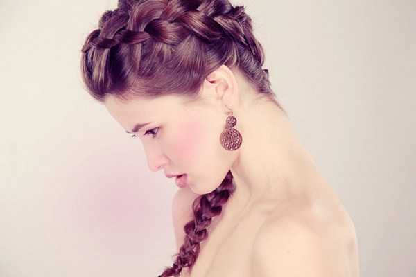 Belles coiffures de soirée pour la remise des diplômes 2025-2026: photos, actualités