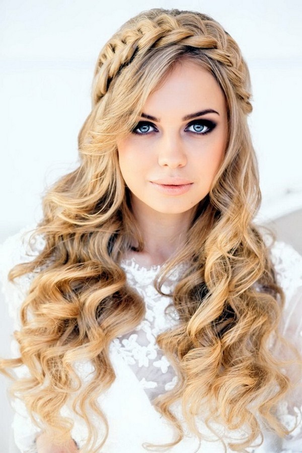 Belles coiffures de soirée pour la remise des diplômes 2025-2026: photos, actualités