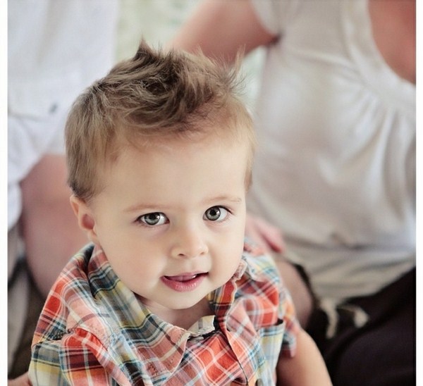 Coupes de cheveux de mode pour les garçons 2025-2026: photo