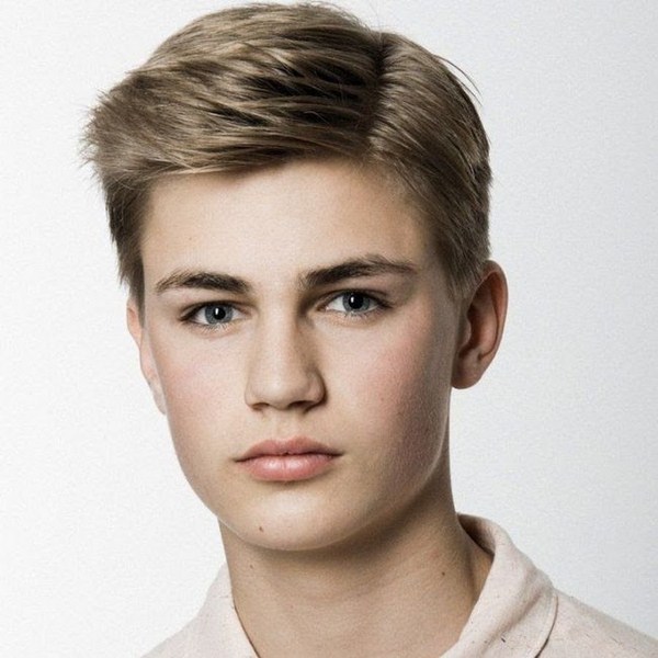 Coupes de cheveux de mode pour les garçons 2025-2026: photo