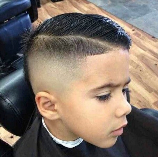 Coupes de cheveux de mode pour les garçons 2025-2026: photo