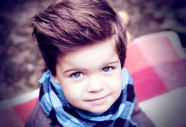 Coupes de cheveux de mode pour les garçons 2025-2026: photo