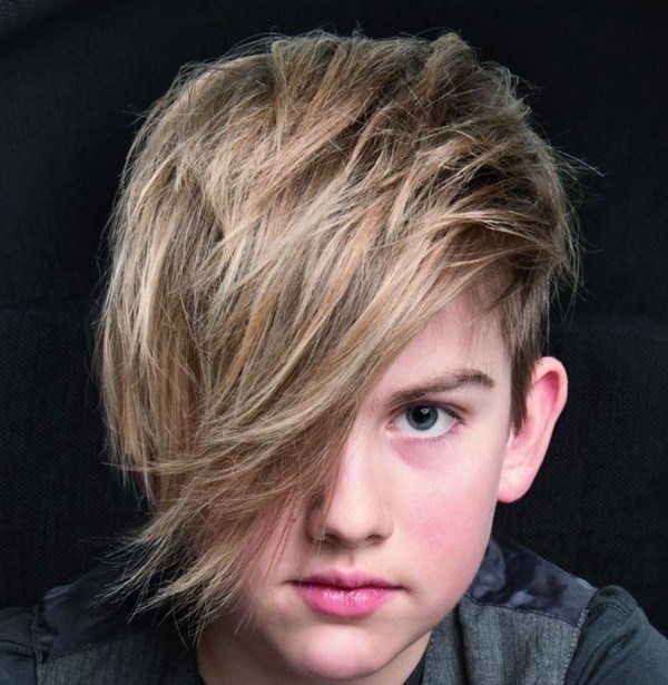 Coupes de cheveux de mode pour les garçons 2025-2026: photo