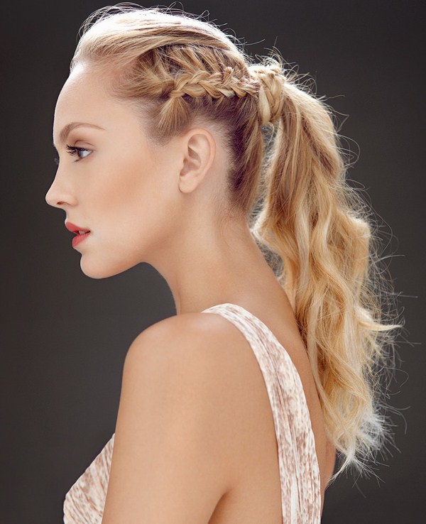 Belles coiffures de soirée pour la remise des diplômes 2025-2026: photos, actualités