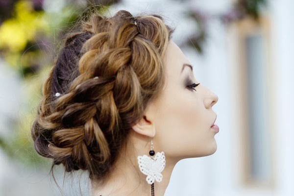 Belles coiffures de soirée pour la remise des diplômes 2025-2026: photos, actualités