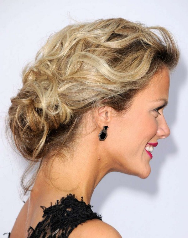 Belles coiffures de soirée pour la remise des diplômes 2025-2026: photos, actualités