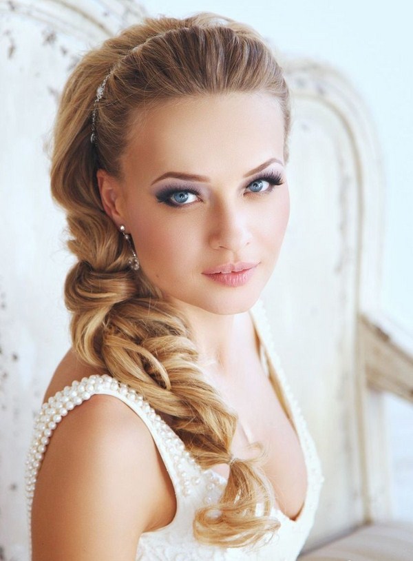 Belles coiffures de soirée pour la remise des diplômes 2025-2026: photos, actualités