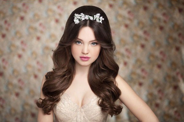 Belles coiffures de soirée pour la remise des diplômes 2025-2026: photos, actualités