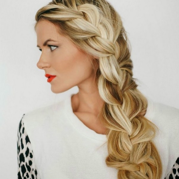 Belles coiffures de soirée pour la remise des diplômes 2025-2026: photos, actualités