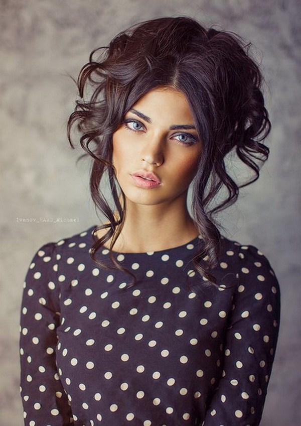 Belles coiffures de soirée pour la remise des diplômes 2025-2026: photos, actualités