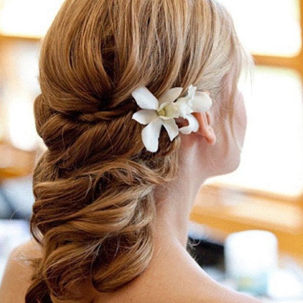 Belles coiffures de soirée pour la remise des diplômes 2025-2026: photos, actualités