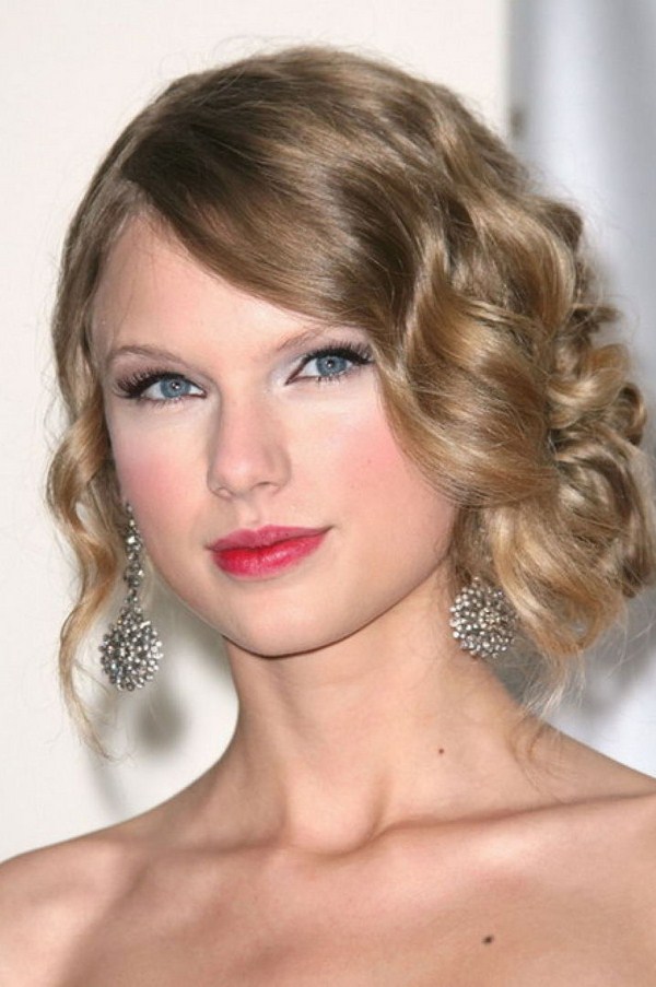 Belles coiffures de soirée pour la remise des diplômes 2025-2026: photos, actualités