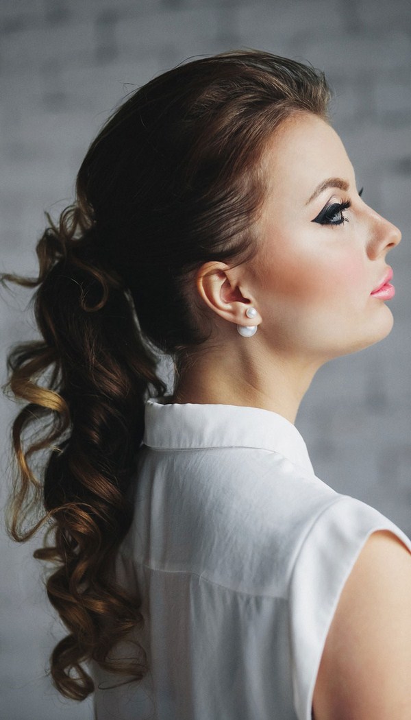 Belles coiffures de soirée pour la remise des diplômes 2025-2026: photos, actualités