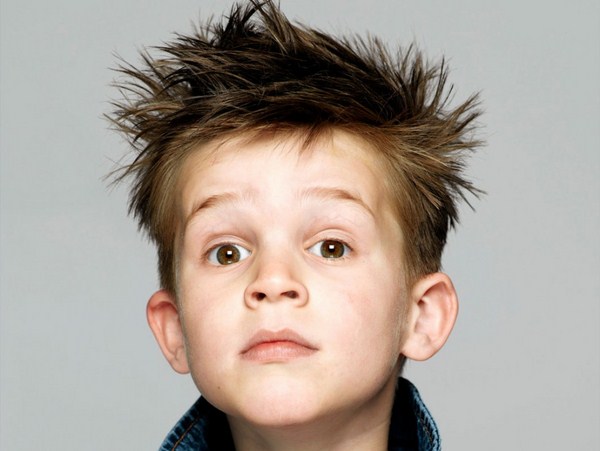 Coupes de cheveux de mode pour les garçons 2025-2026: photo