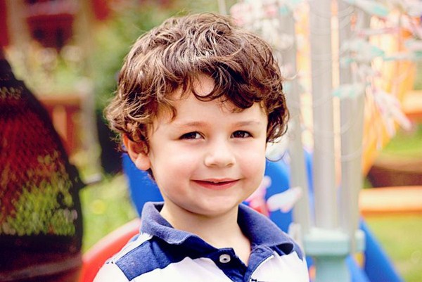 Coupes de cheveux de mode pour les garçons 2025-2026: photo