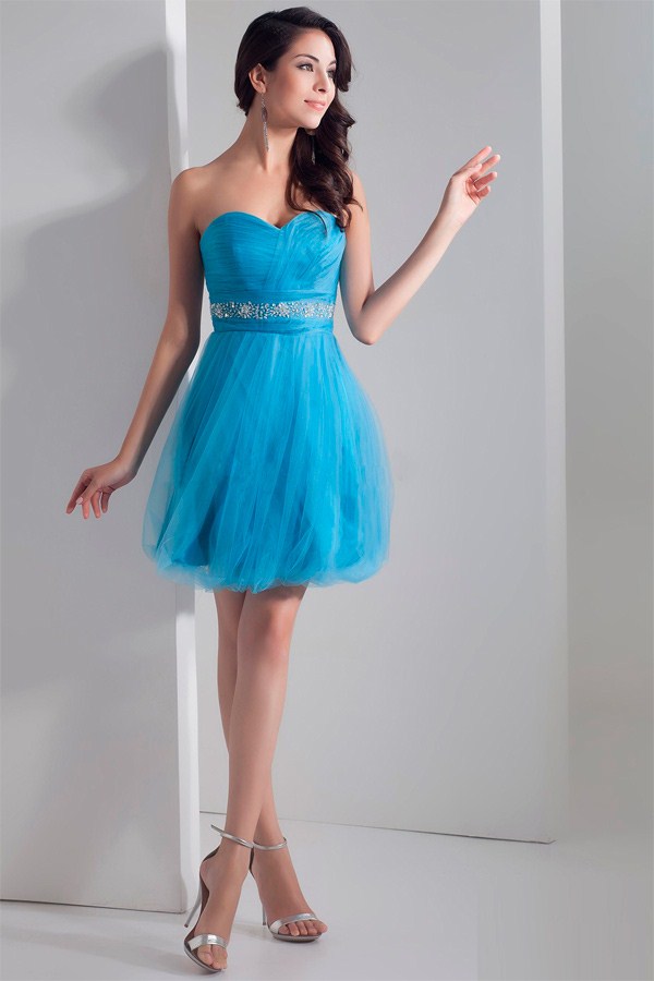 Les robes de cocktail les plus en vogue 2025-2026: photos, actualités