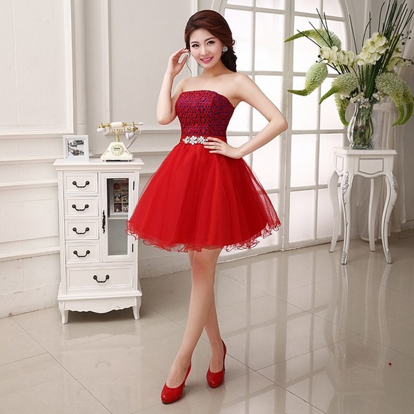 Les robes de cocktail les plus en vogue 2025-2026: photos, actualités