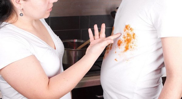 Comment enlever rapidement et facilement une tache grasse des vêtements: conseils utiles