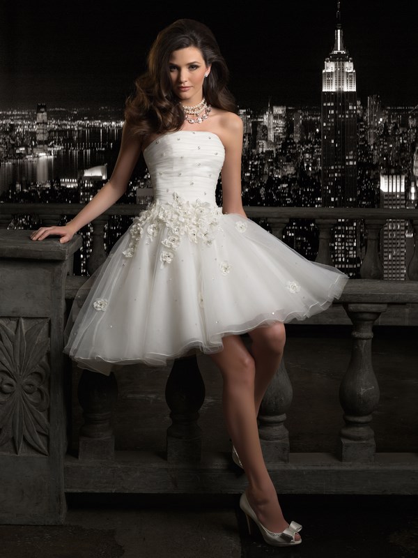 Robes courtes à la mode pour le bal 2025-2026: photo, actualités