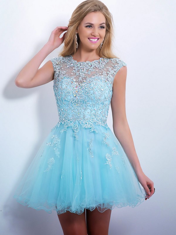 Robes courtes à la mode pour le bal 2025-2026: photo, actualités