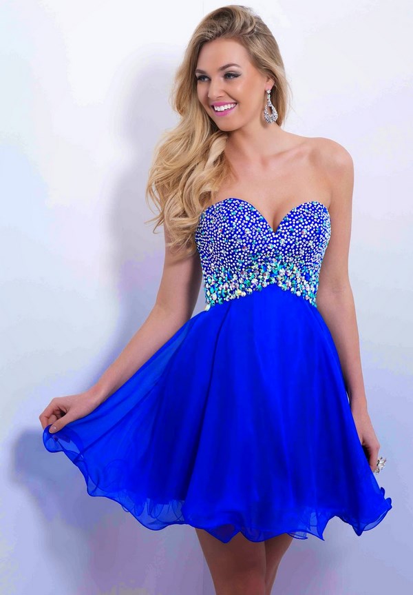 Robes courtes à la mode pour le bal 2025-2026: photo, actualités