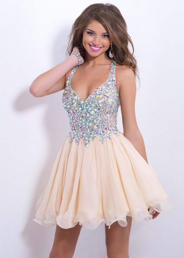 Robes courtes à la mode pour le bal 2025-2026: photo, actualités