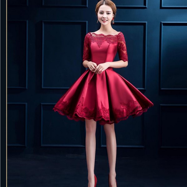 Robes courtes à la mode pour le bal 2025-2026: photo, actualités