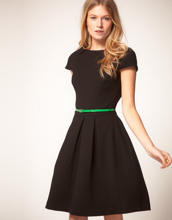 Robes courtes à la mode pour le bal 2025-2026: photo, actualités