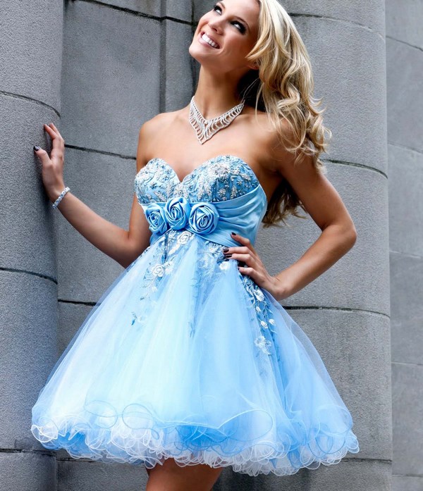 Robes courtes à la mode pour le bal 2025-2026: photo, actualités