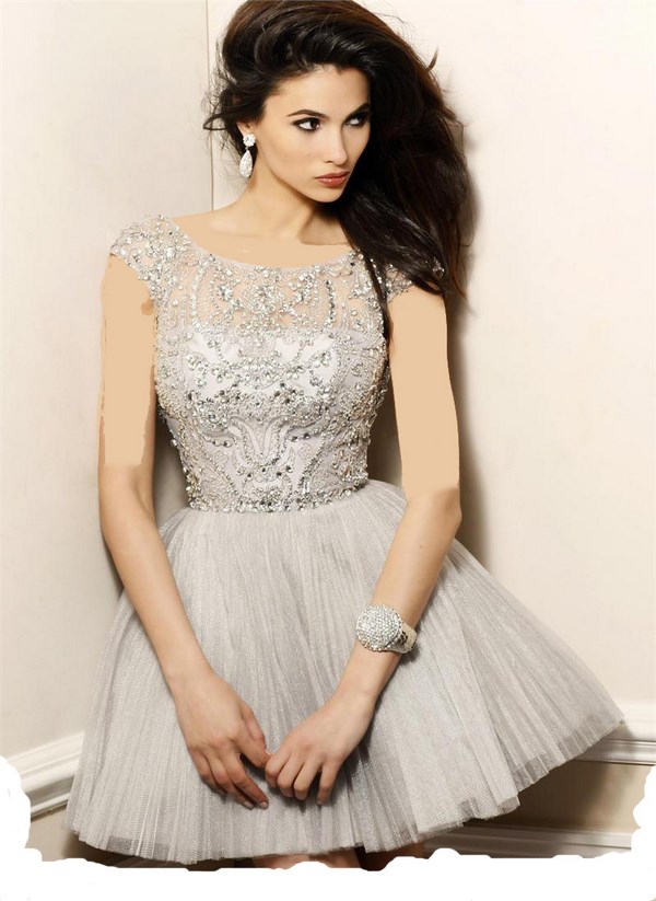 Robes courtes à la mode pour le bal 2025-2026: photo, actualités