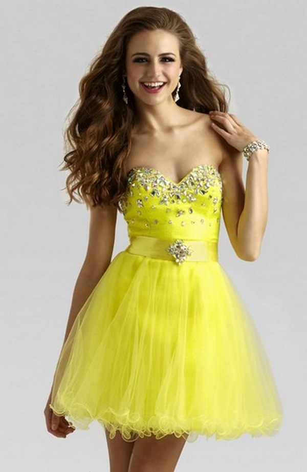 Robes courtes à la mode pour le bal 2025-2026: photo, actualités