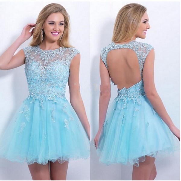 Robes courtes à la mode pour le bal 2025-2026: photo, actualités