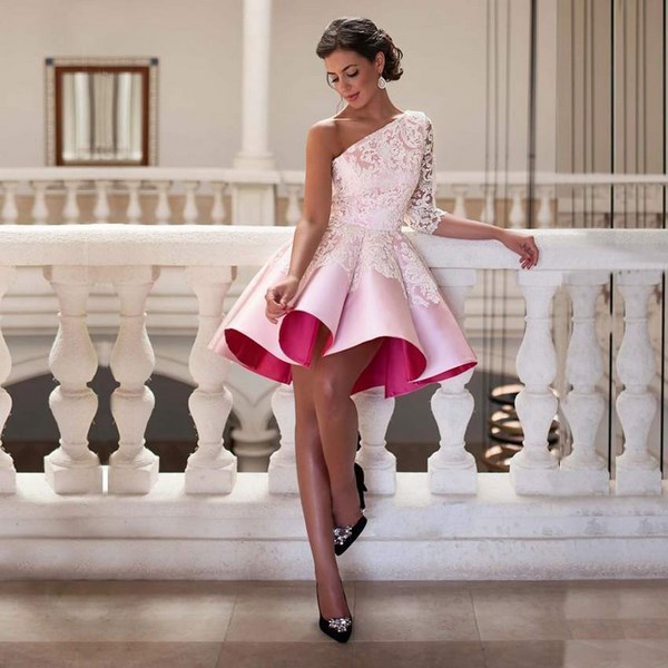 Robes courtes à la mode pour le bal 2025-2026: photo, actualités