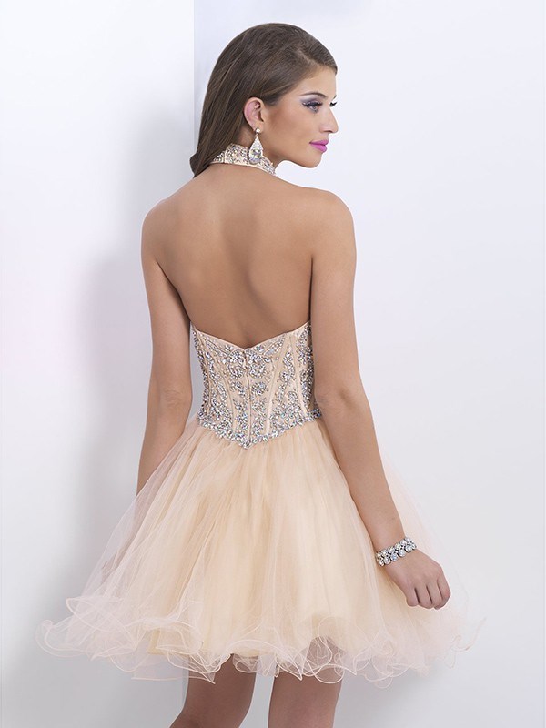 Robes courtes à la mode pour le bal 2025-2026: photo, actualités