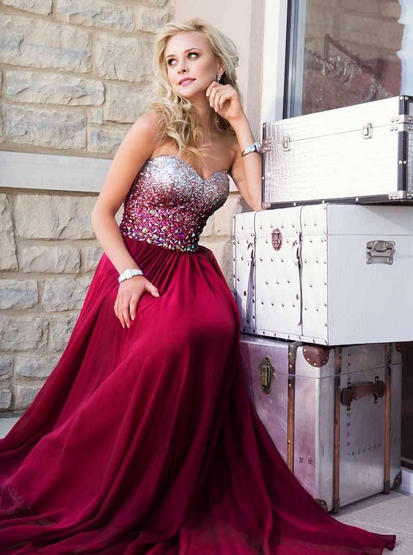 Les plus belles robes rouges 2025-2026: photos, actualités