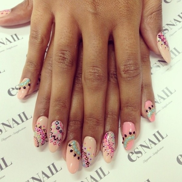 Manucure pour ongles pointus 2025-2026: photos, idées, nouveautés