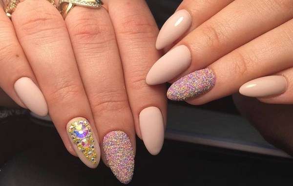 Manucure pour ongles pointus 2025-2026: photos, idées, nouveautés