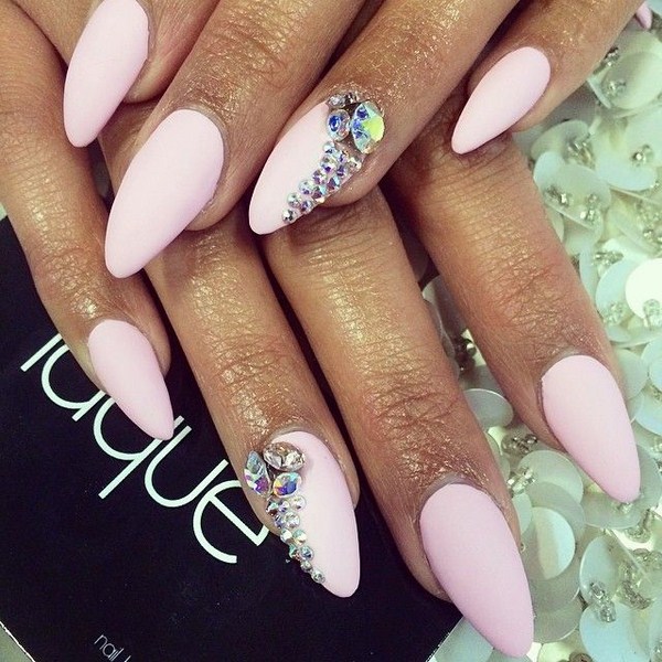 Manucure pour ongles pointus 2025-2026: photos, idées, nouveautés